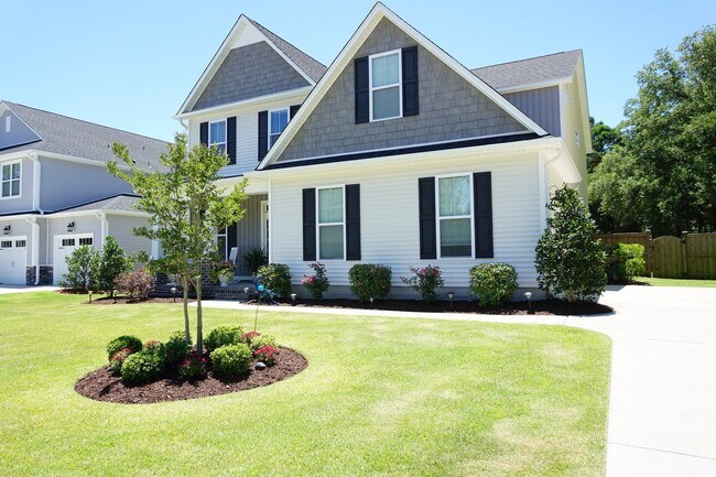 Building Photo - Beautiful and Some Furnishing 4BR/3BA home...