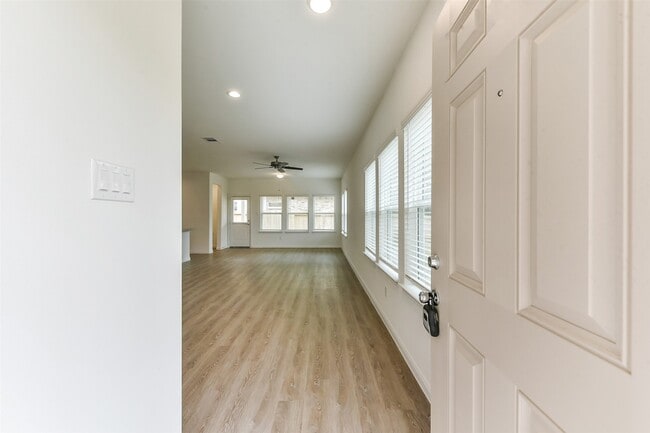 Building Photo - 3906 Sugardale St