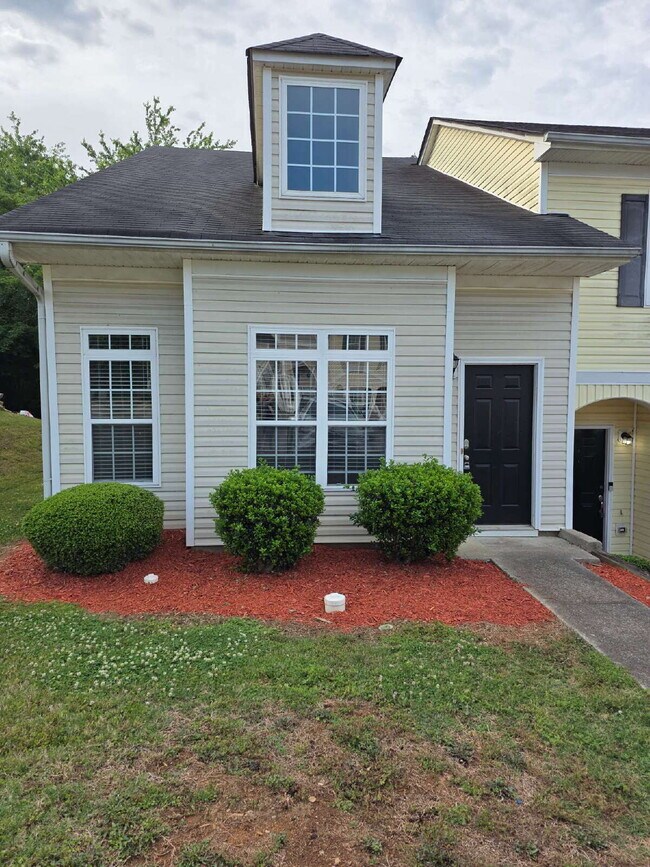 Foto del edificio - 2/2 Townhome close to shopping and dining