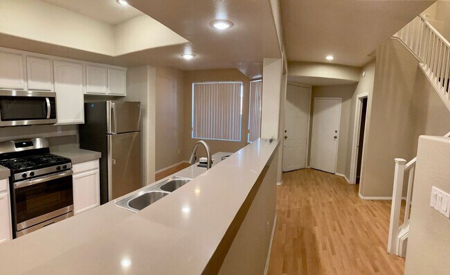 Foto del edificio - 656 Peachy Canyon Cir
