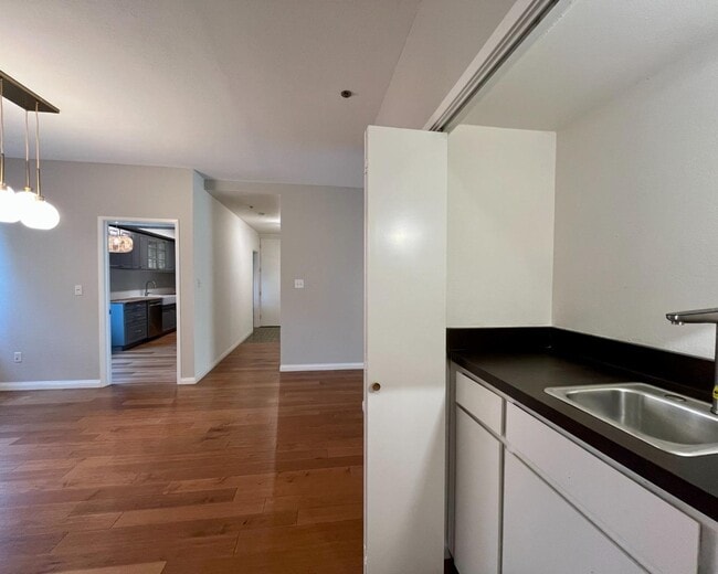 Building Photo - 525 Almer Rd