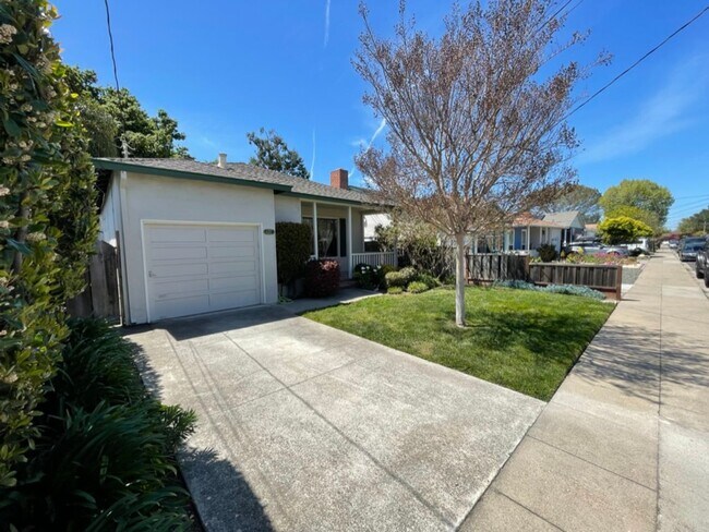 Foto del edificio - 3BD 1 BA Home in San Carlos with large bac...