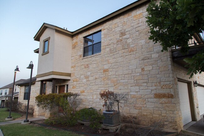 Foto del edificio - Town Centre Condo close to Dell and Shoppi...