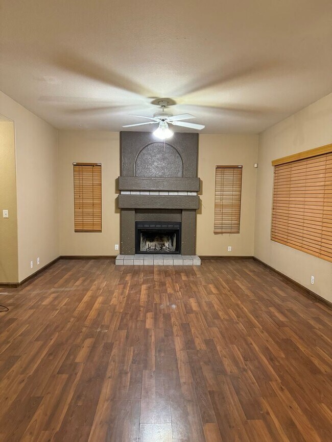 Foto del edificio - 4 BEDROOM IN CHANDLER WITH POOL