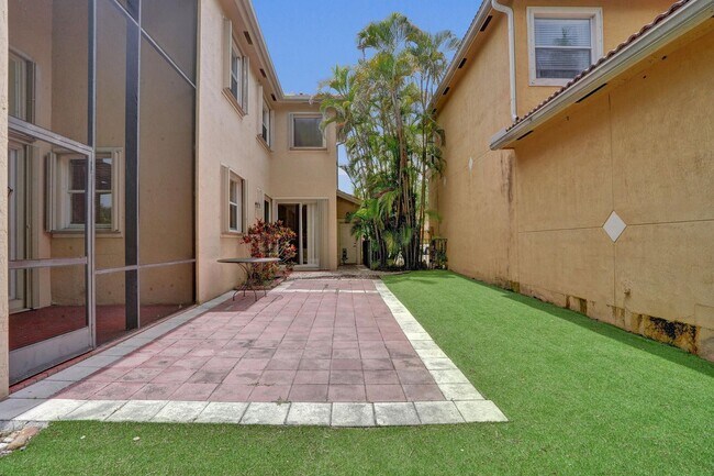 Foto del edificio - 5897 NW 120th Terrace