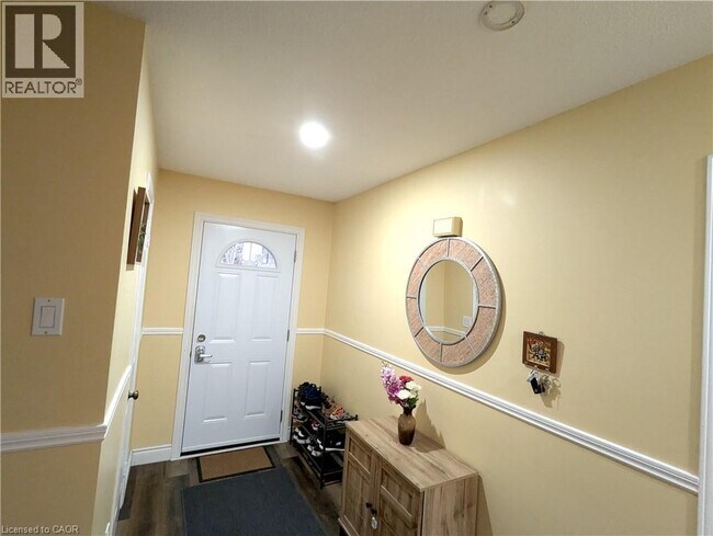 Building Photo - 1 Royalwood Ct