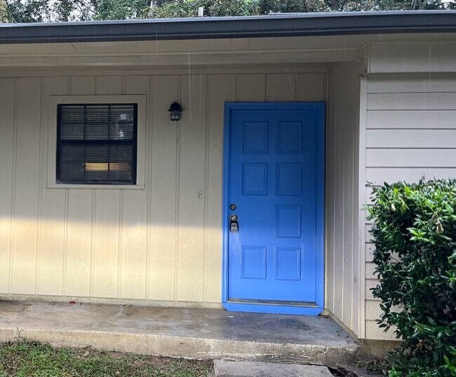 Building Photo - Live Oak Dr. / MDM Properties 1 LLC
