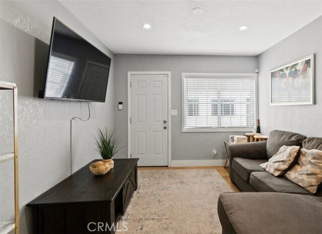 Foto principal - 9816 S Hoover St