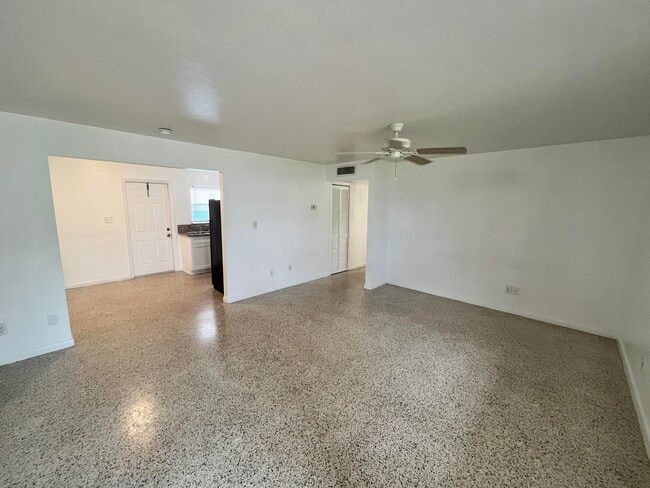 Building Photo - 595 Cinnamon Dr