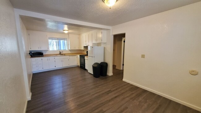 Foto del edificio - 2 Bedroom 1 Bath Duplex In Sierra Village With Trash & Water Included!!!