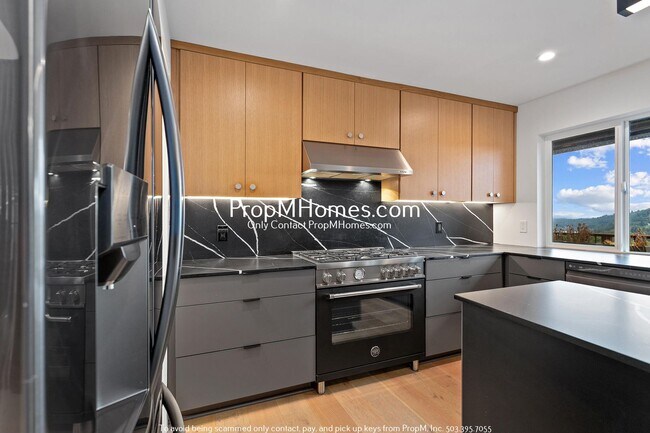 Foto del edificio - Luxuriously Updated Home in West Linn w/ S...