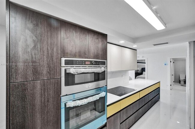 Building Photo - 6039 Collins Ave