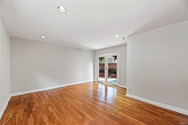 Building Photo - 2616 N Poinsettia Ave