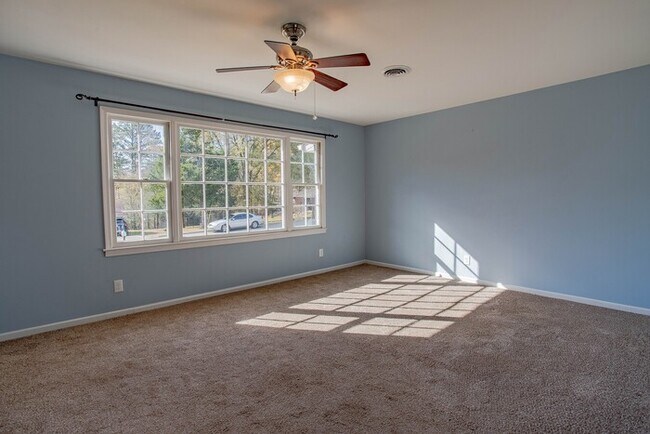 Foto del edificio - 3 Bedroom 2 Bathroom Brick Ranch in the he...