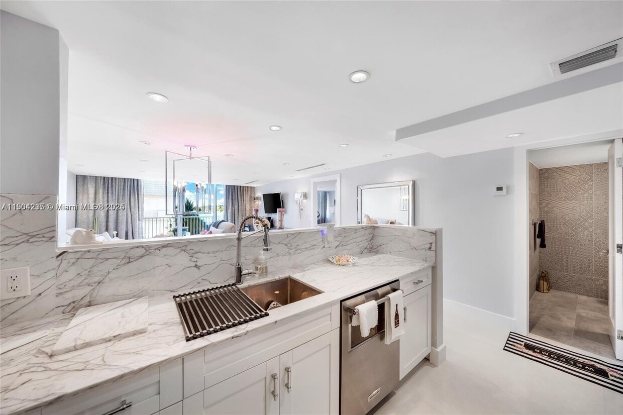 Primary Photo - 5838 Collins Ave