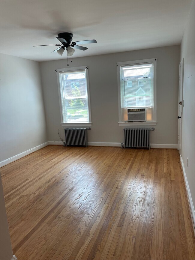 Living Room 1b - 1304 Bryant St NE