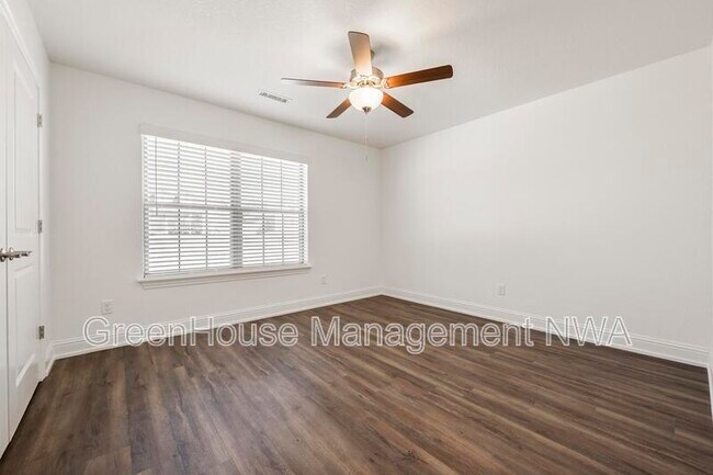 Building Photo - 710 W Jillian St