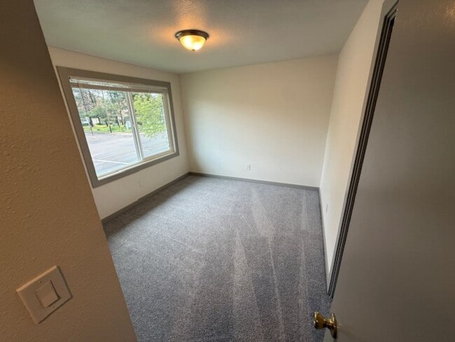 Building Photo - 3bed/1.5bath $500 signing bonus if lease signed by April 31st, 2026