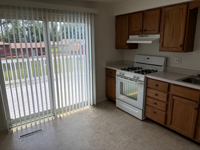 Building Photo - Fairview 5806-5810