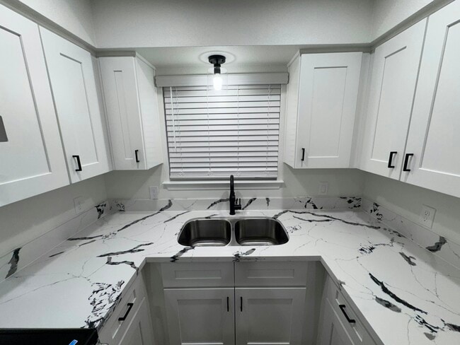 Foto del edificio - 2118 N Glenn Ave