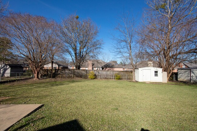 Building Photo - ** 4 bed 2 bath located off Vaughn Rd ** C...