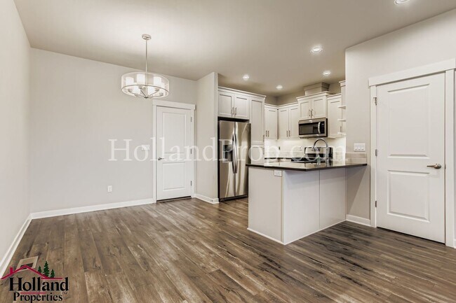 Foto del edificio - Beautiful Townhome with an Attached Garage in South East Hillsboro!