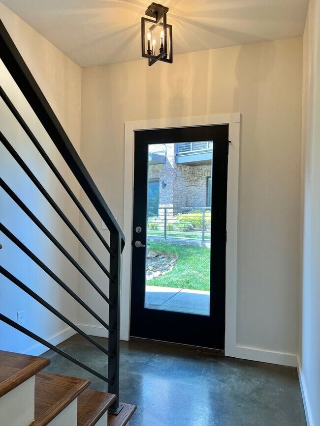 Building Photo - 3 bed/3 bath with Attached 2 Car Garage in...