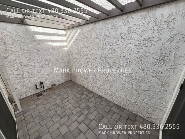 Foto del edificio - 8671 E Roosevelt Cir
