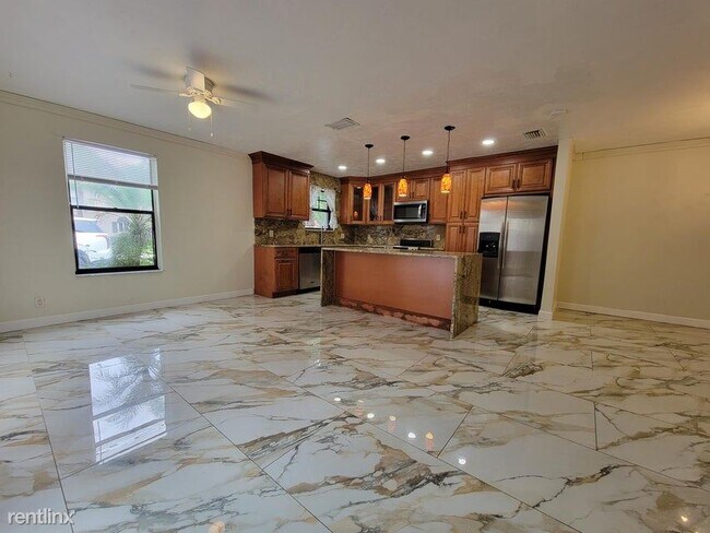 Building Photo - 3 br, 3 bath House - 1436 SW 25th Ave Apt A