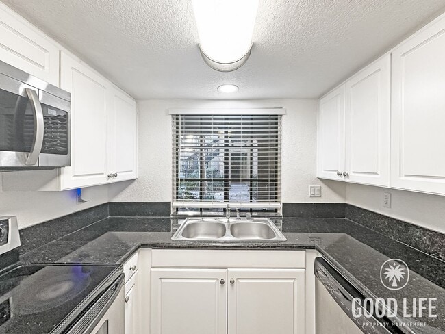 Foto del edificio - Spacious Dual-Master Home with Private Yard & Resort-Style Amenities