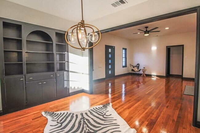 Foto del edificio - PRE LEASING for fall 2026! 4/2 in heart of Lubbock!