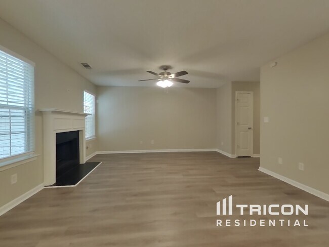 Foto del edificio - 373 Hidden Creek Ln