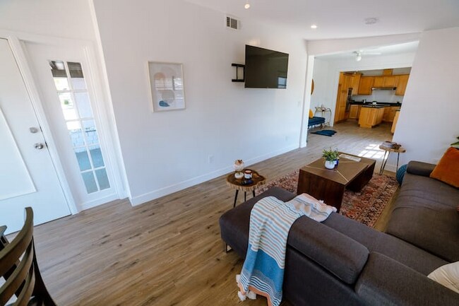 Foto del edificio - 5648 Berkshire Dr
