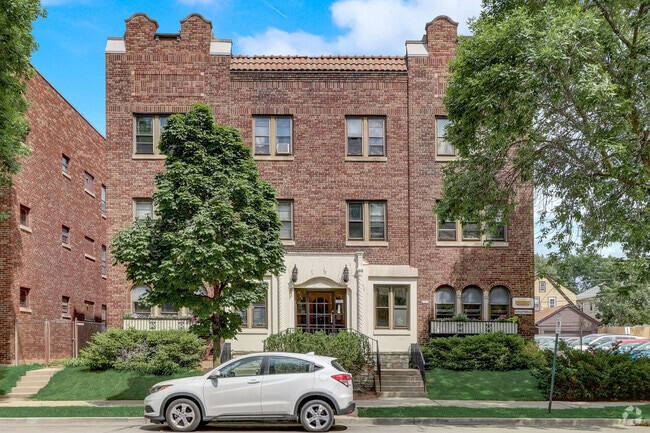 Building Photo - 4460 N Oakland Ave