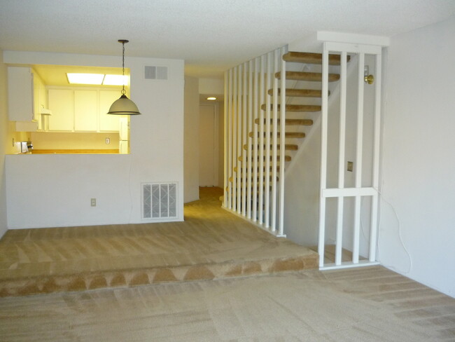 Building Photo - 2 Bed/2.5 Bath Condo at College Park Townh...
