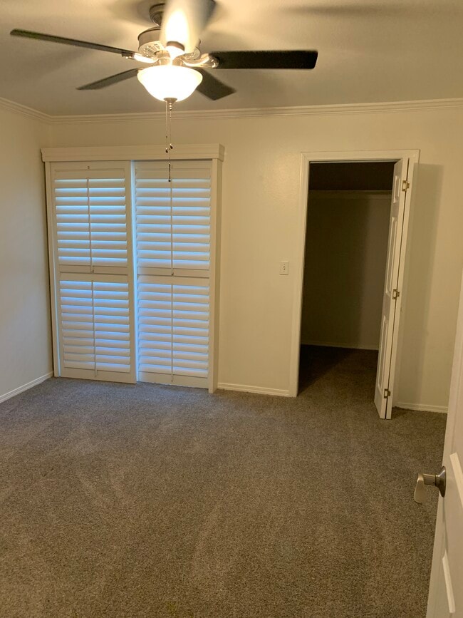 Dormitorio con vestidor y nuevas puertas corredizas de vidrio de doble acristalamiento que dan a un balcón/terraza privada. - 436 N Bellflower Blvd