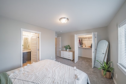 Building Photo - 560 Trails End