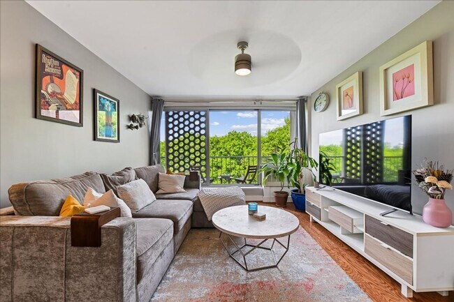 Foto del edificio - Modern One-Bedroom Move-In Ready Waterfront Living in SW DC with Private Balcony