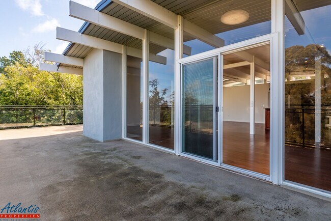 Building Photo - Stunning & Spacious Home | Panoramic Views