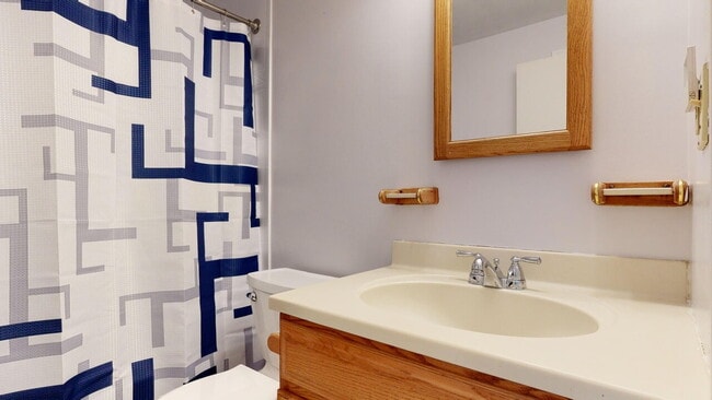 Building Photo - 3bed, 2 bath house with solar panels! No E...