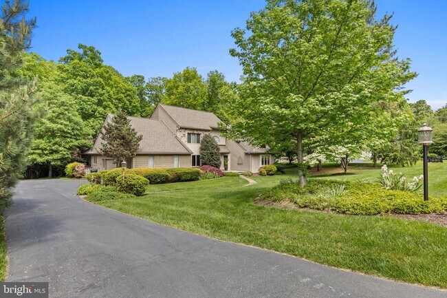 Building Photo - 1685 Waterglen Dr