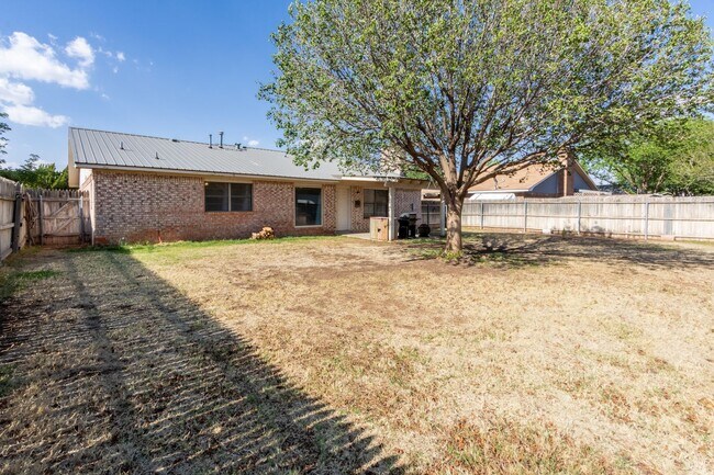 Building Photo - 3 bed 2 bath with large backyard!