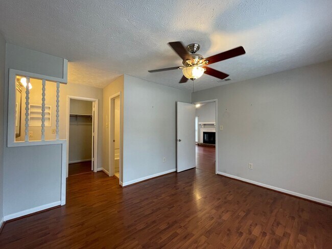 Foto del edificio - 7060 Candlewood Dr