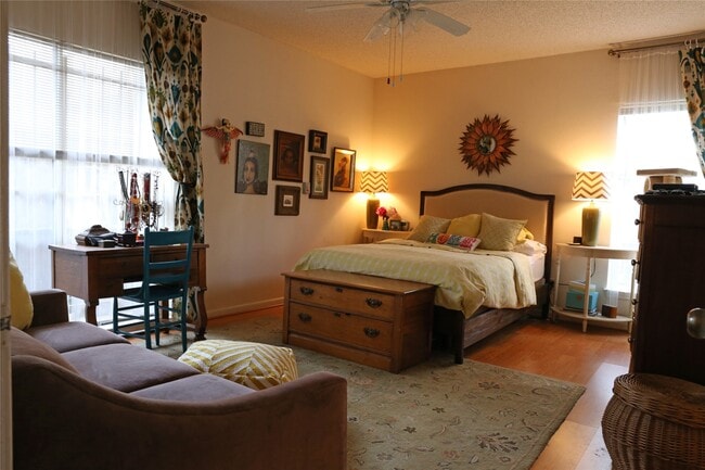 Foto del edificio - 5718 Val Verde St