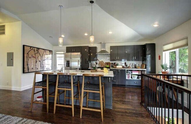 Foto del edificio - High End LOHI Townhome Available in June!