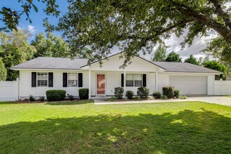 Building Photo - 209 Four Oaks Ct