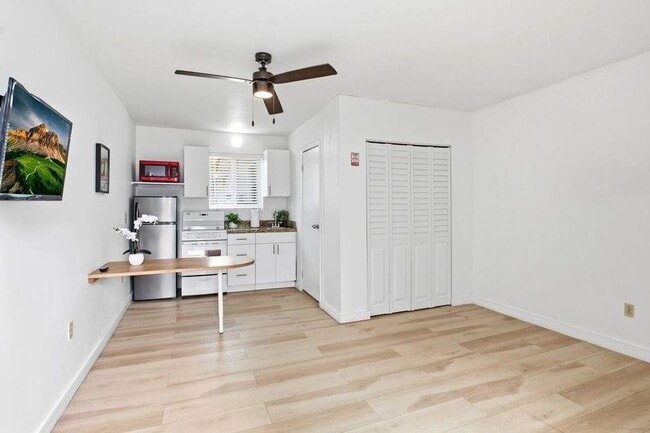 Building Photo - 343 Van Buren St