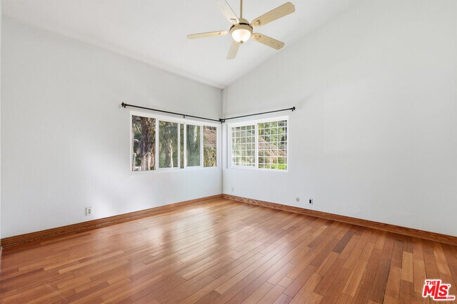 Foto del edificio - 4345 Canoga Ave