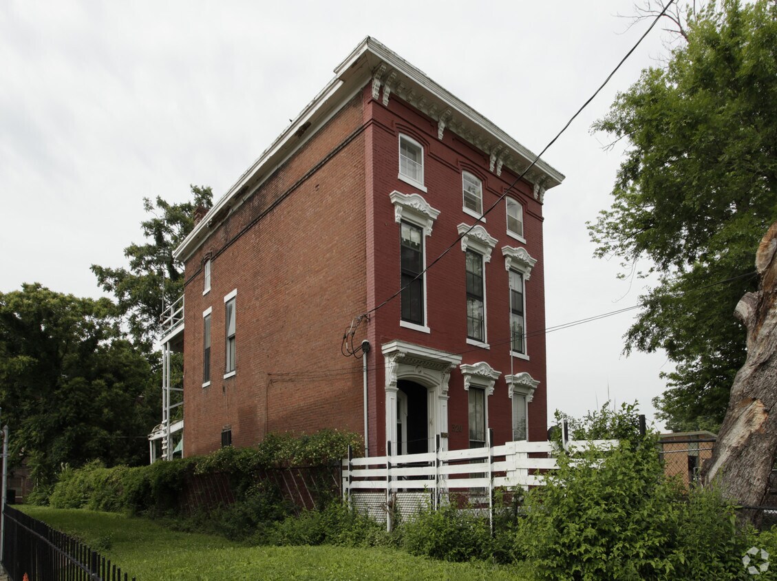 Foto principal - 320 E College St