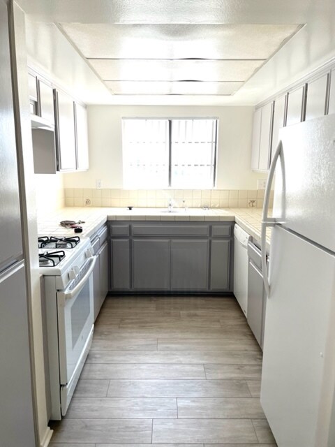 Kitchen - 2607 S Sepulveda Blvd